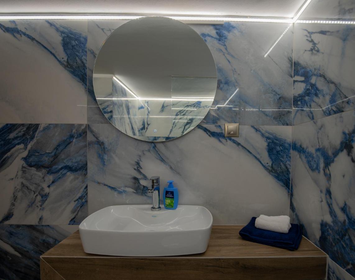 Max Blue Apartment, A Stay Like No Other Piraeus Luaran gambar